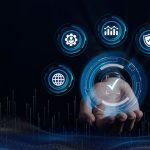 Mão exibindo ícones de tecnologia e segurança digital