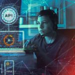 Jovem programador trabalhando com tecnologia e códigos.