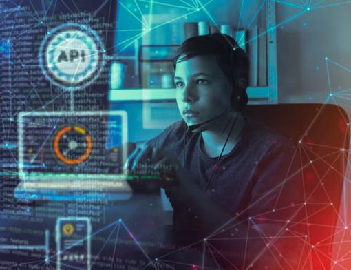 Jovem programador trabalhando com tecnologia e códigos.