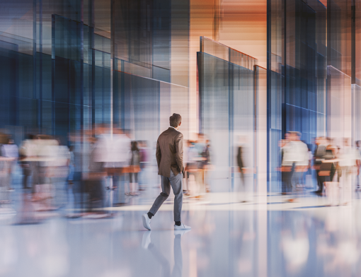 Homem caminhando em meio à outras pessoas