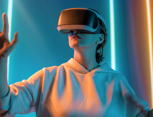 Mulher usando óculos de VR
